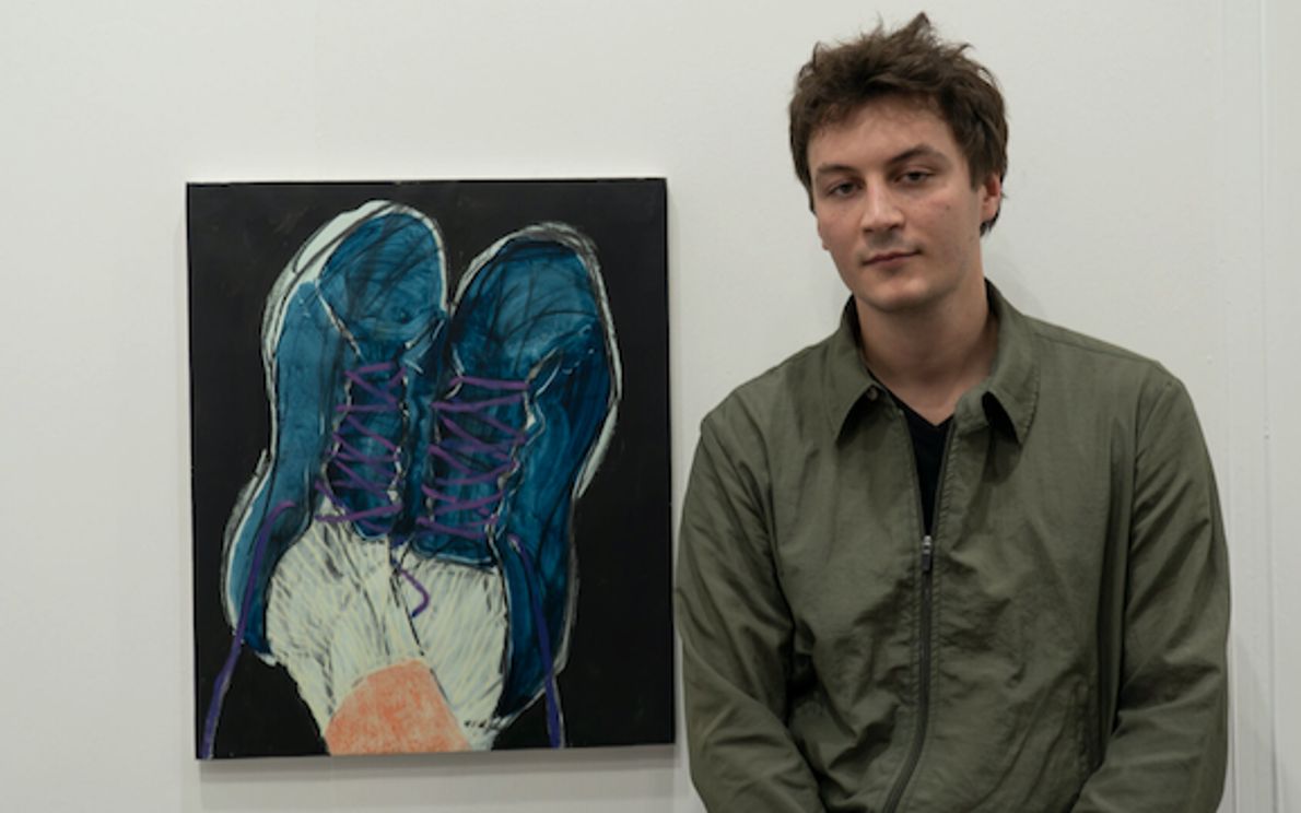 Emilio Gola con l’opera Autoritratto