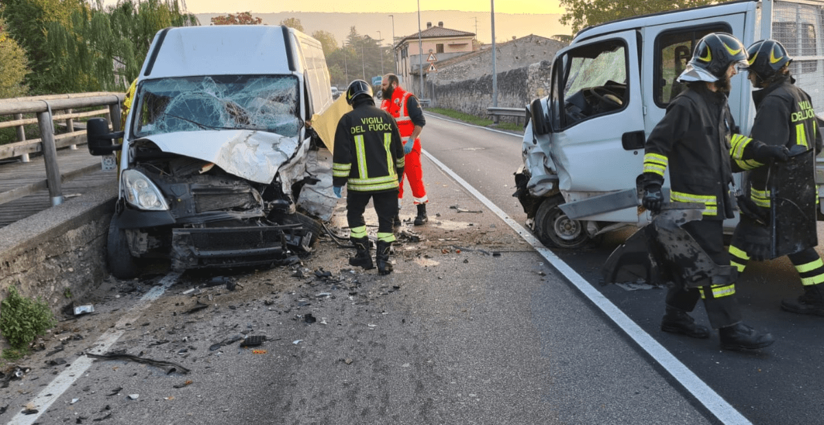 Scontro Frontale Tra Due Furgoni A Montorio: Muore Un 61enne VIDEO ...