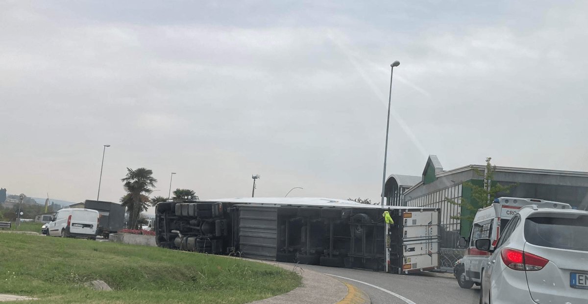 Camion Sbanda E Si Ribalta Alla Rotonda Di Balconi A Pescantina ...