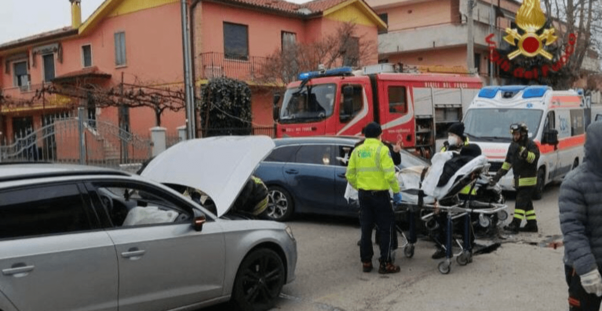 Este, Scontro Tra Due Auto: Due Feriti. Una Donna Estratta Dall ...