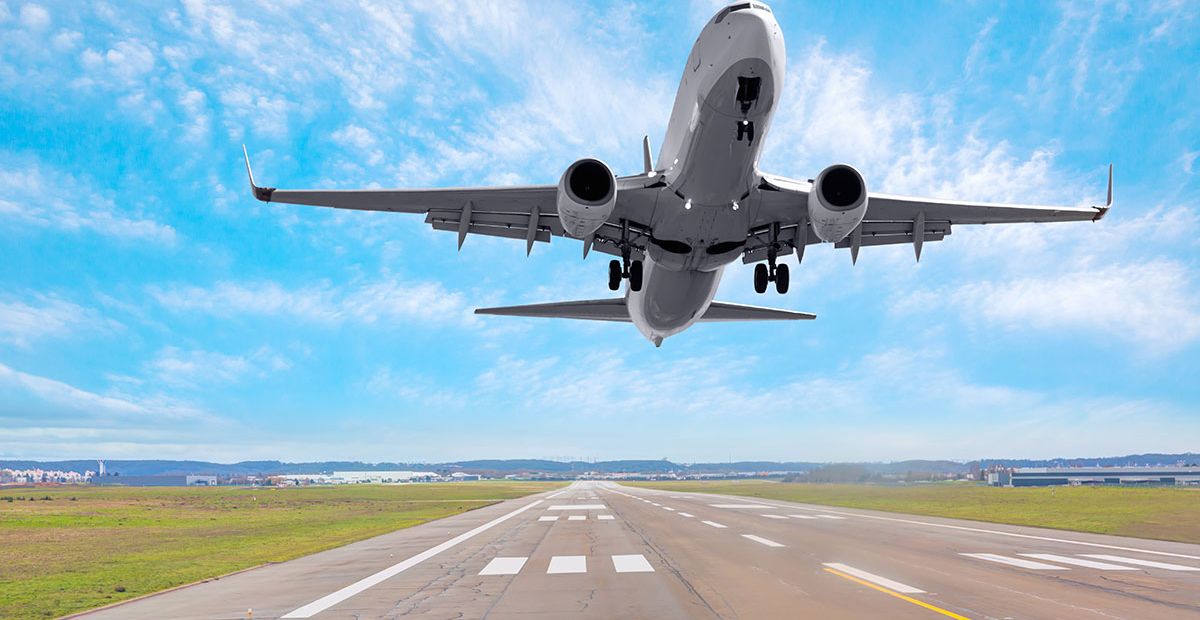 Un aereo al decollo