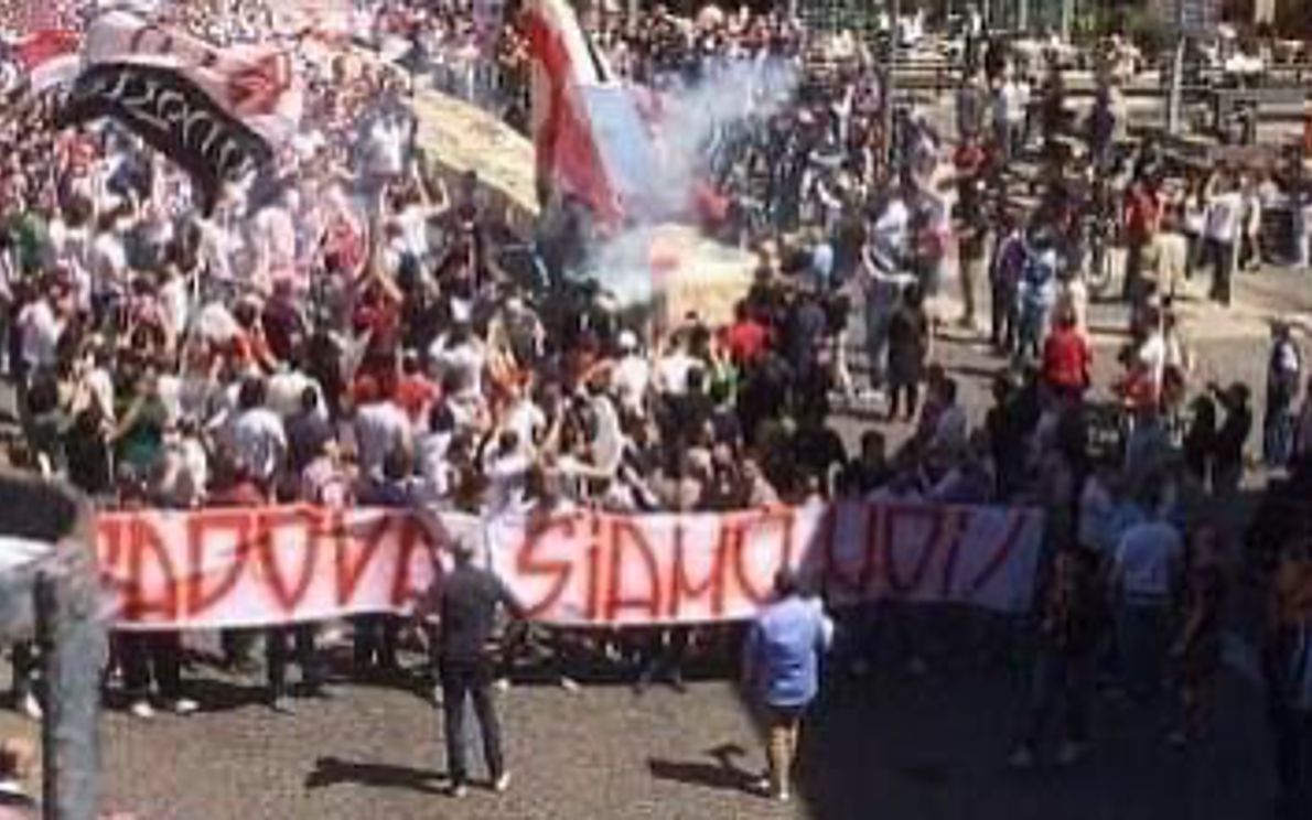 Gli ultras del Padova (foto FB)