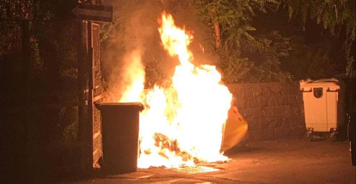Cassonetti in fiamme (foto archivio)