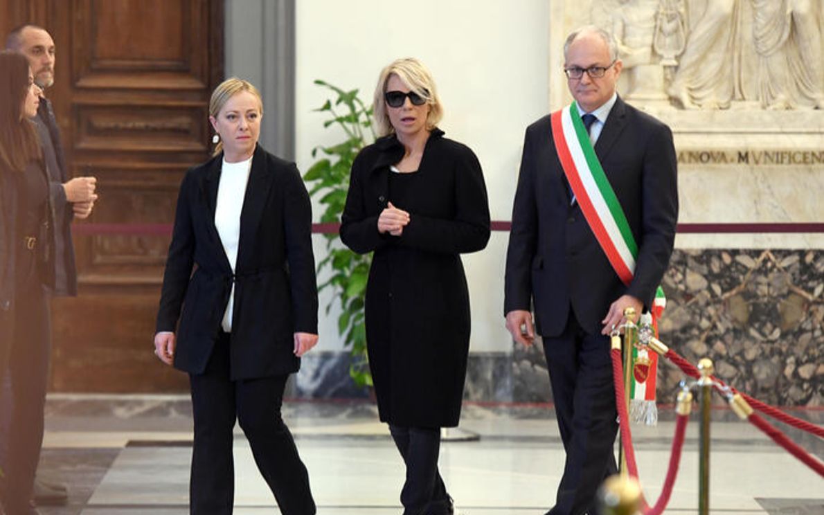 De Filippi al funerale (foto Ansa)