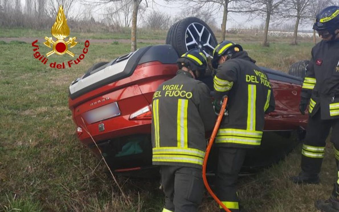 Perde Il Controllo Del Mezzo E Finisce Con L'auto Cappottata: Una Donna ...