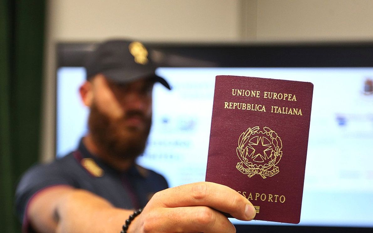 Prenota Il Passaporto Per Il Figlio, Ma Deve Ancora Nascere. Ha Usato ...