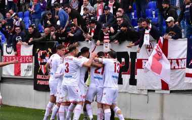 L’esultanza sotto i tifosi (Foto Calcio Padova)