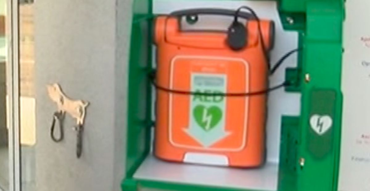 Un’immagine di un defibrillatore