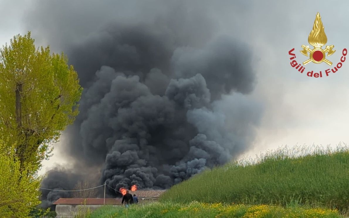 Lozzo Atestino A Fuoco Casolare Lungo L argine Proprietario 