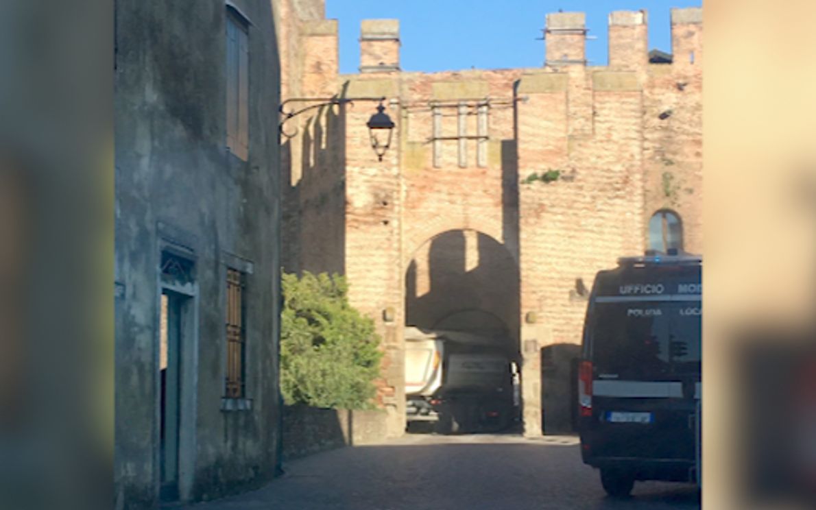 Il camion incastrato a Montagnana