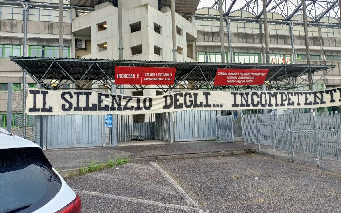 Lo striscione degli ultras Padova
