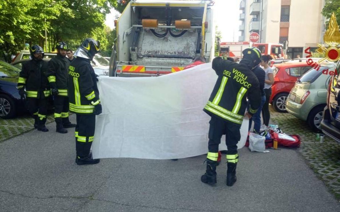 Anziana Investita Da Camion Della Nettezza Urbana Grave In Ospedale