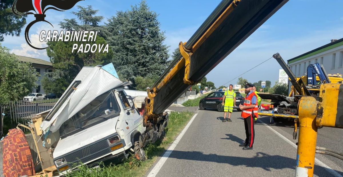 Ubriaco Alla Guida Va A Sbattere Contro Una Recinzione Poi Picchia I Soccorritori Arrestato