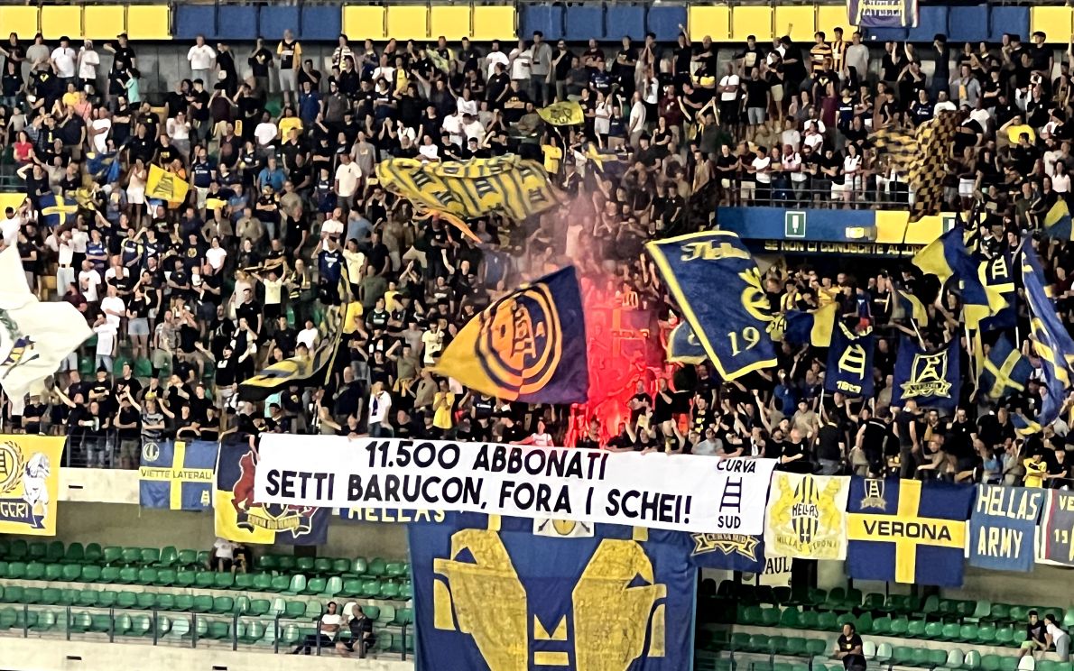 Striscione polemico contro Setti