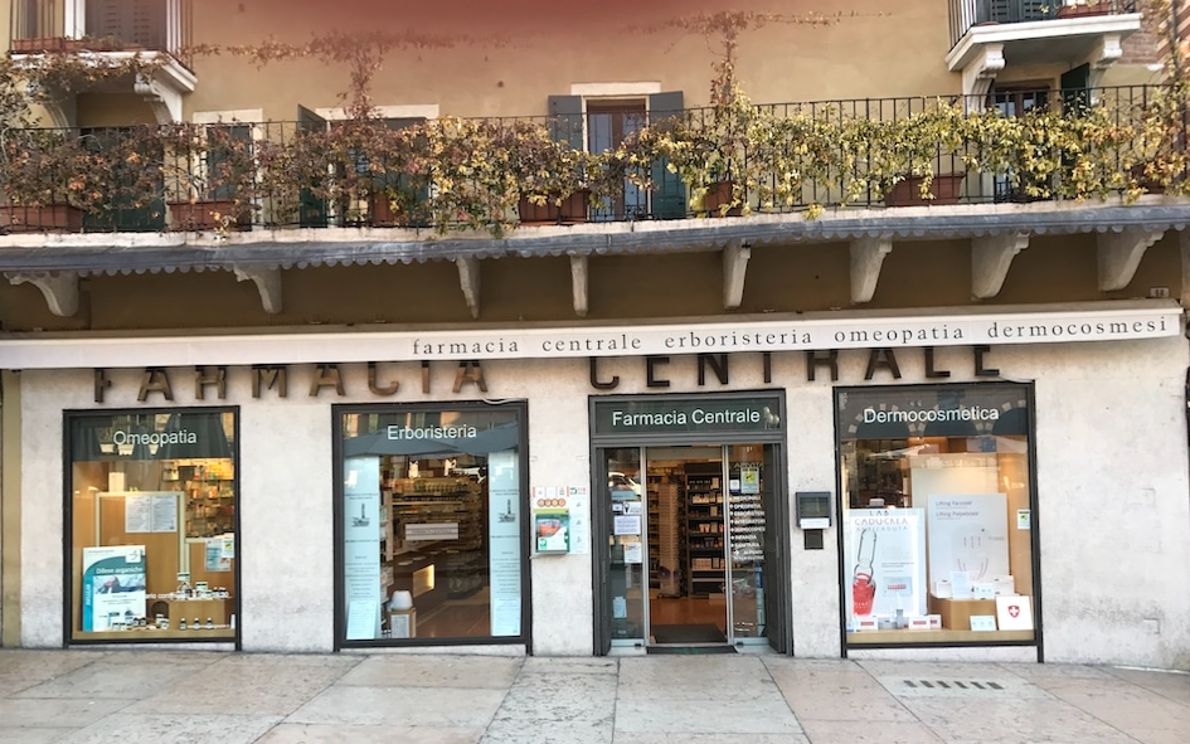La Farmacia Centrale in piazza Erbe