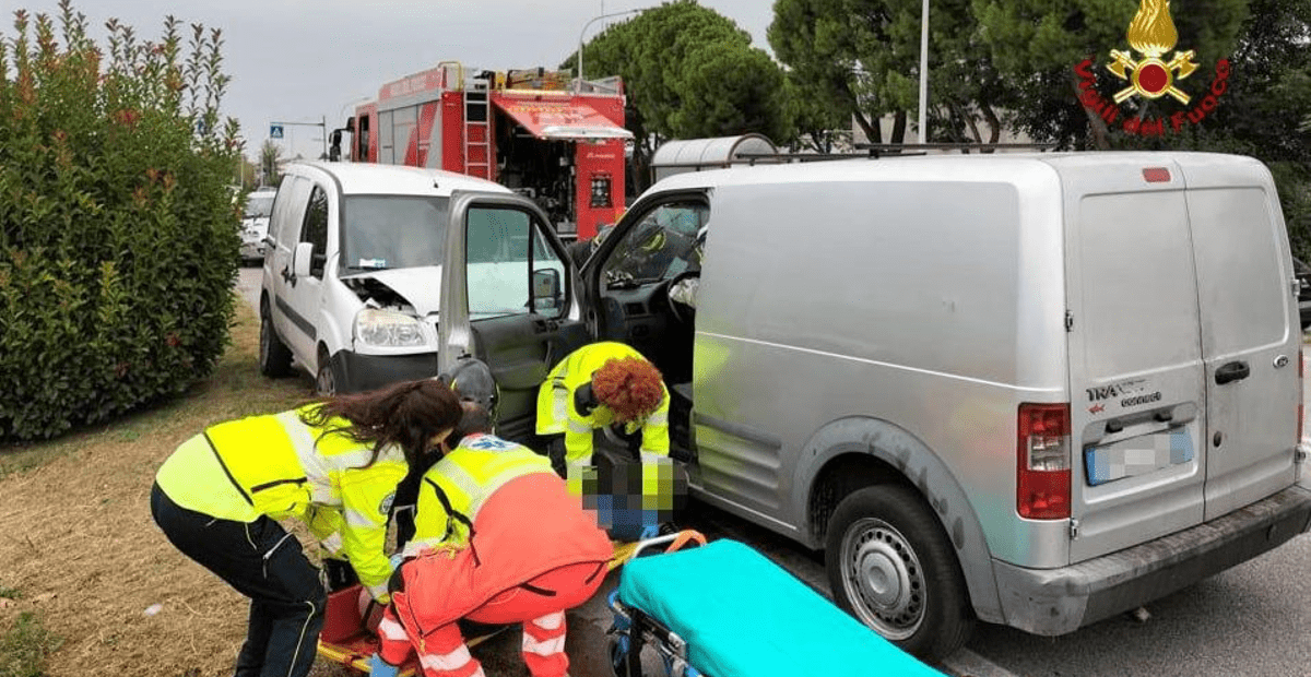 Frontale Tra Due Furgoni A Limena: Un Uomo è Rimasto Incastrato Tra Le ...