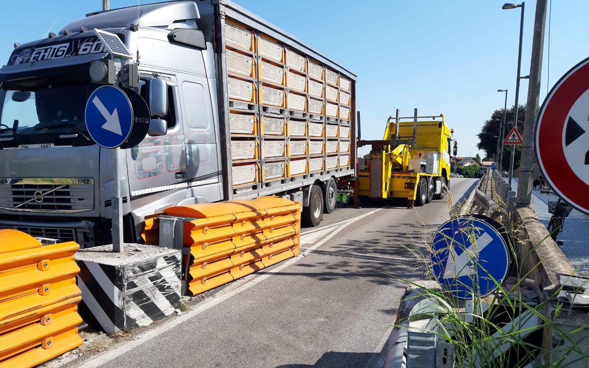 Tir incastrato sul Ponte di Limena