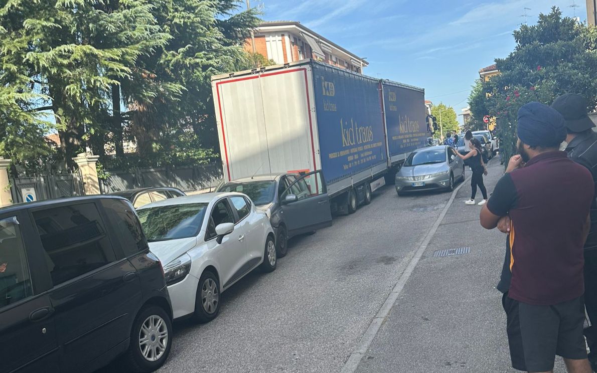 Camionista Ubriaco Entra Contromano In Una Via Di Santa Lucia E ...