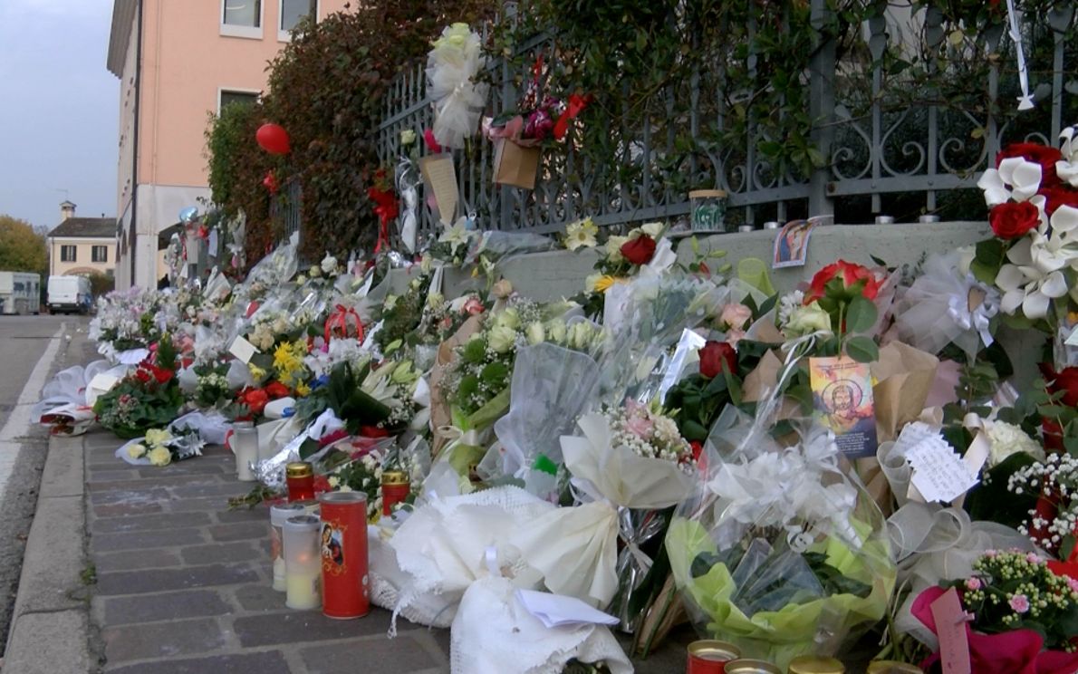 Fiori davanti casa di Giulia Cecchettin
