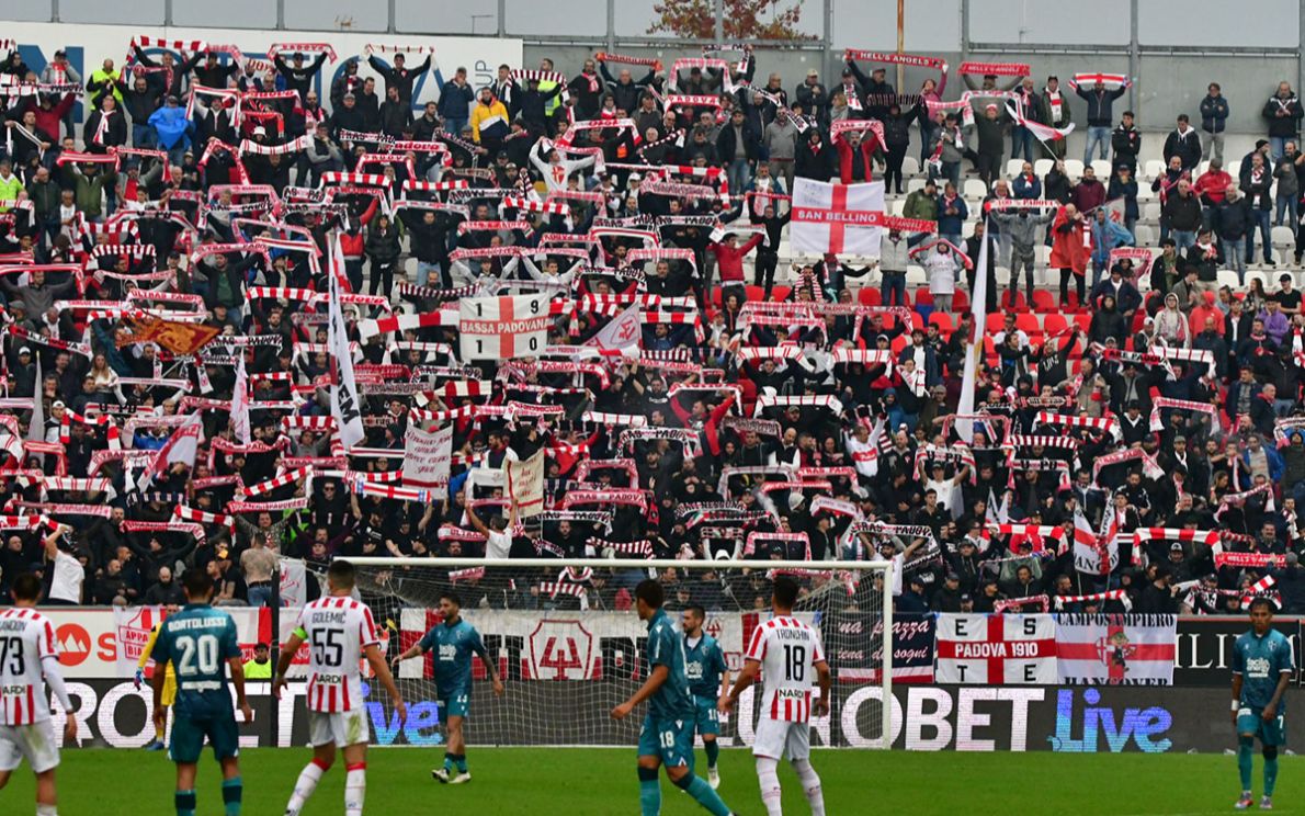 Tifosi del Padova al Menti (foto Boggian)