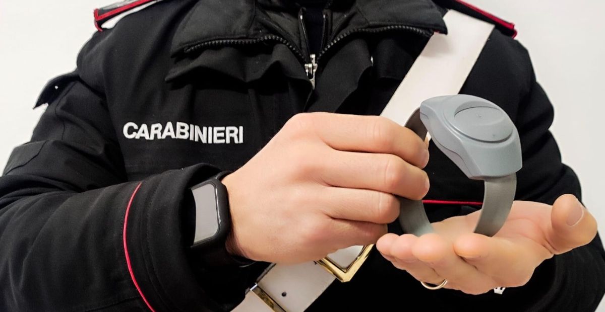 Carabinieri e braccialetto elettronico