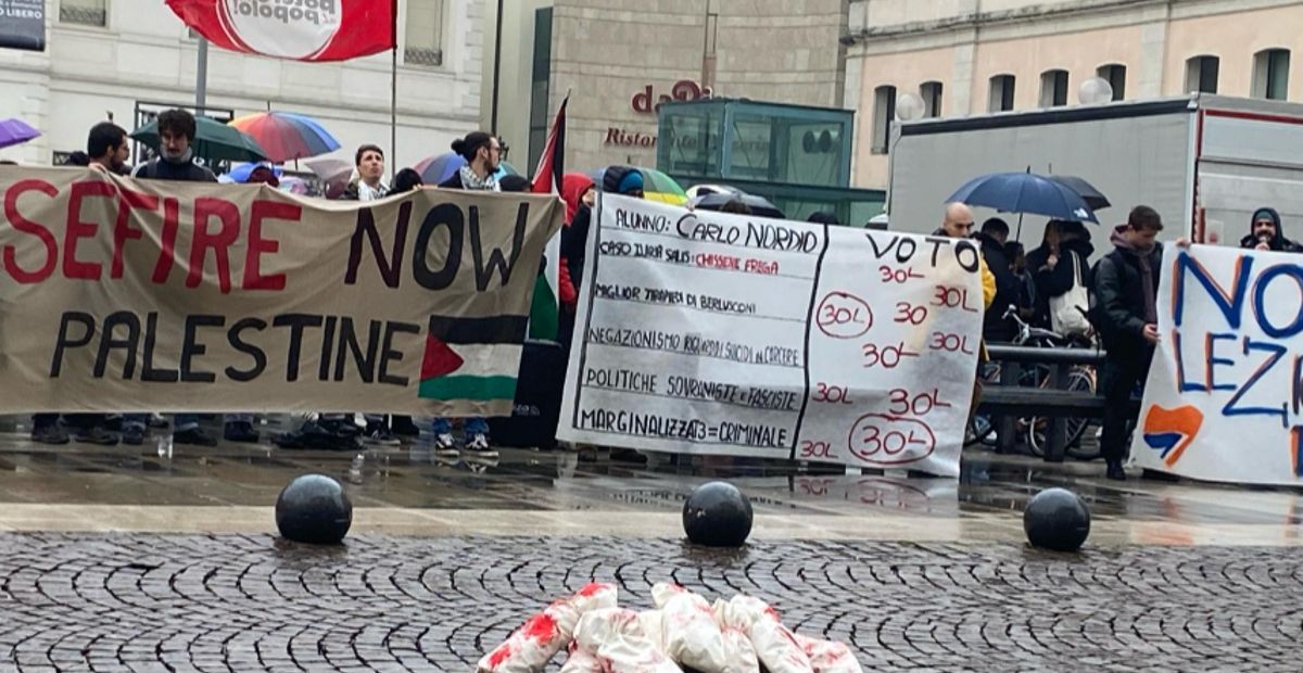 Centro Storico Blindato: Fuori Dal Bo, Il Flash-mob Pro Palestina Degli ...