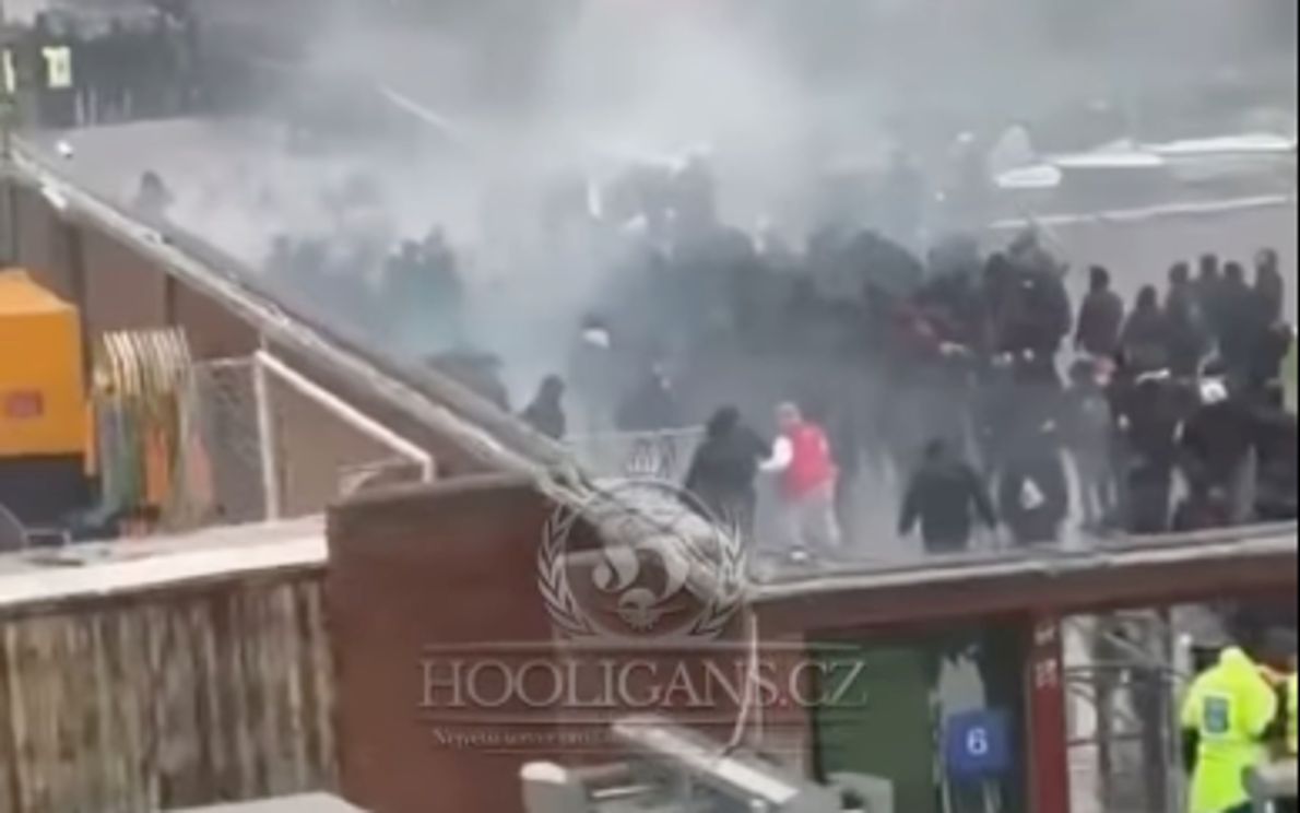 Scontri ultras Venezia-Bari (screen Hooligans.cz)