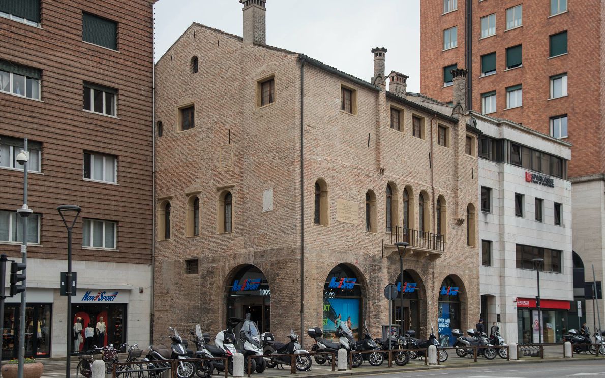 Gabinetto di Lettura, Piazza Insurrezione