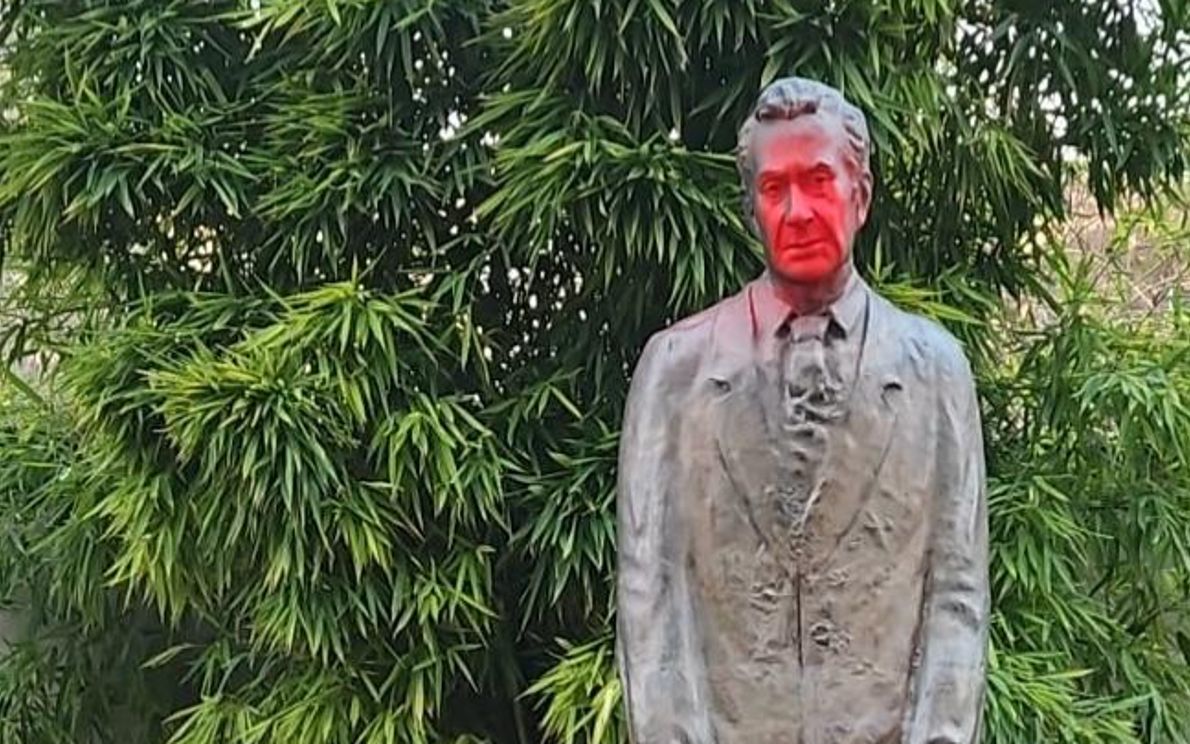 Statua di Aldo Moro imbrattata