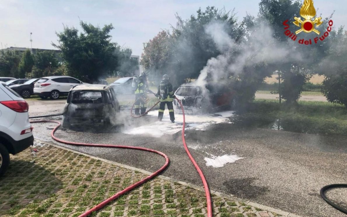 Auto in fiamme a Sant