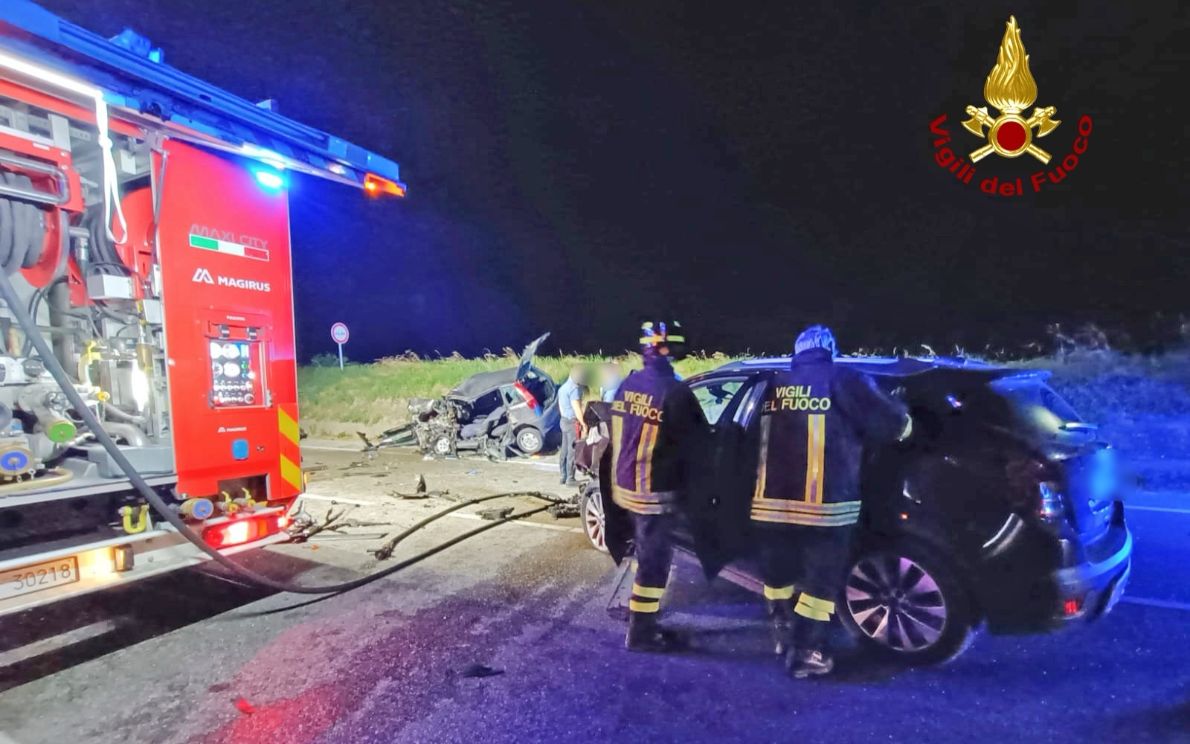 Strada Battaglia, frontale tra due auto