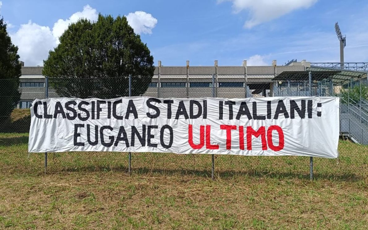 Striscione all&#8217;Euganeo dei tifosi