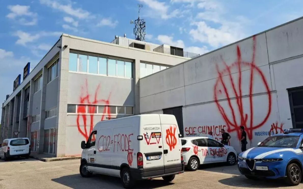 atto vandalico (foto Ansa)