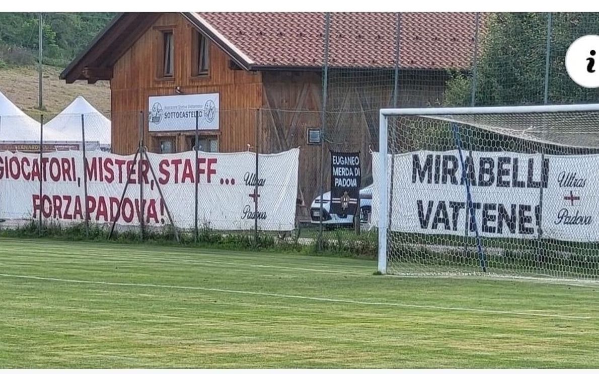 Striscioni pro squadra e contro Mirabelli