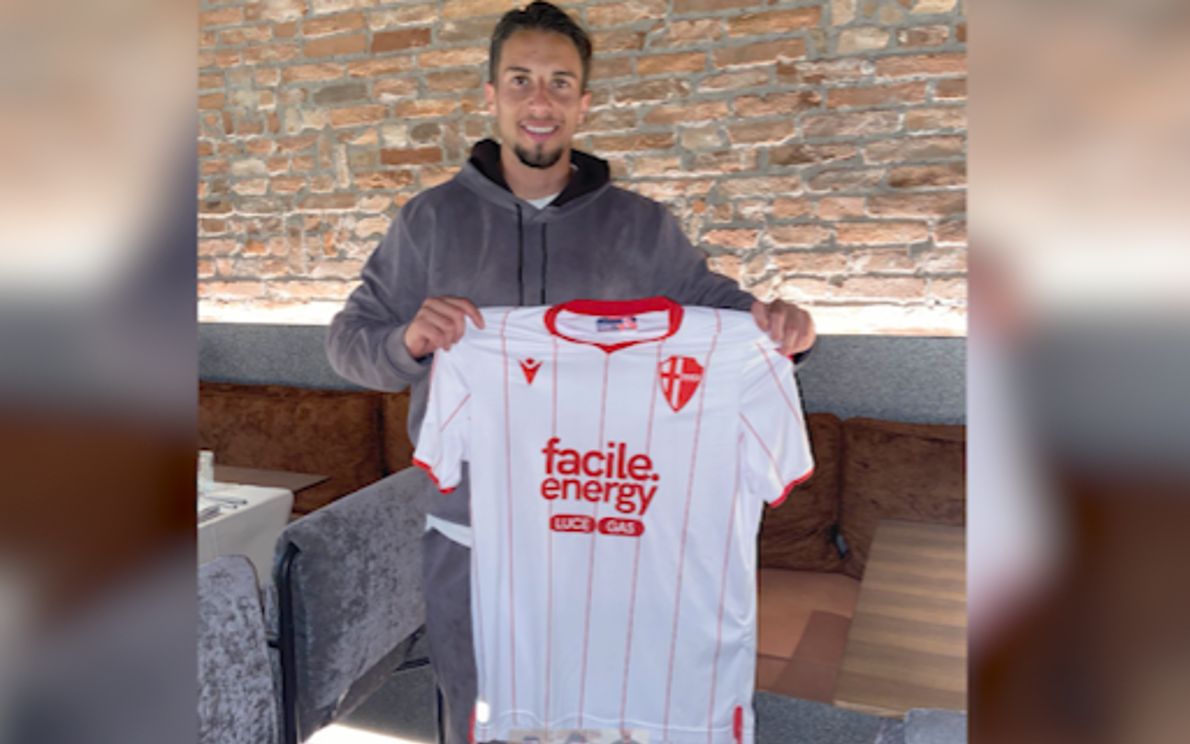 Liguori mostra la maglia donata
