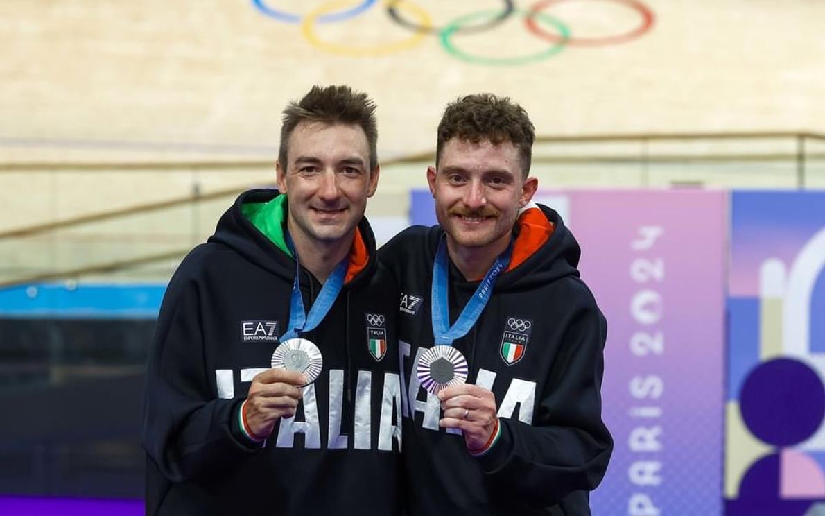 Elia Viviani sul podio con Consonni
