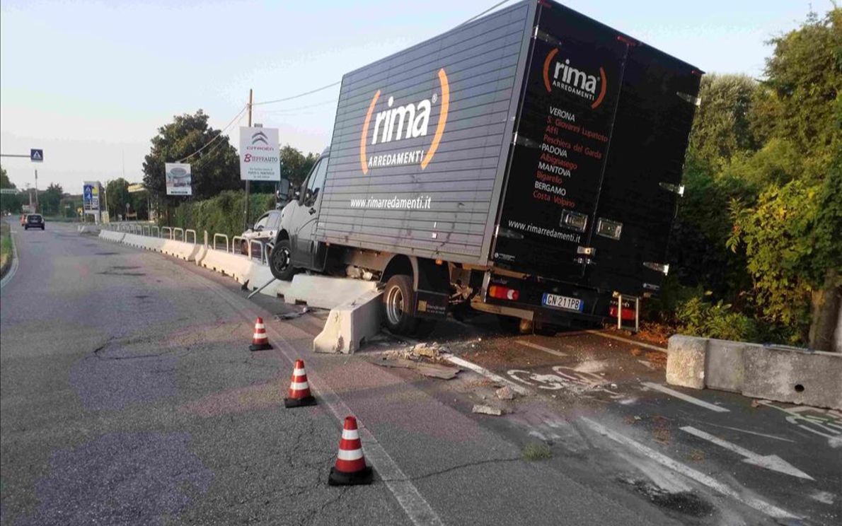 Camion in via Fincato