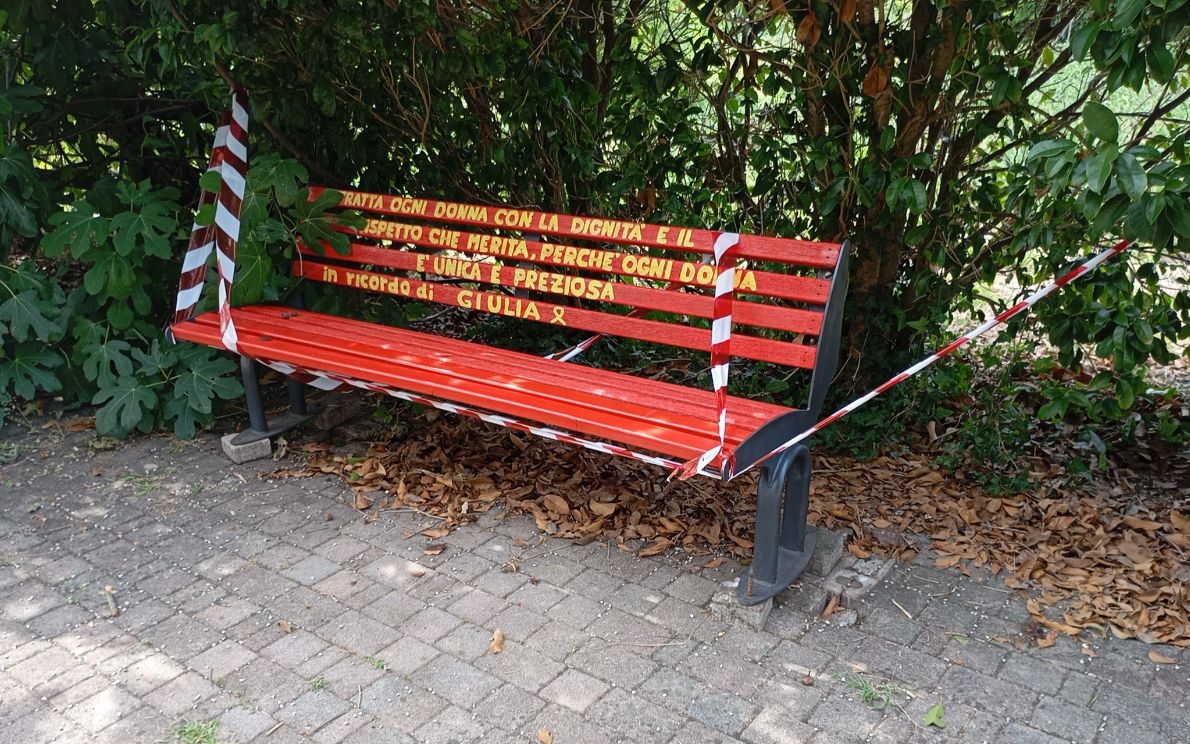 Panchina rossa vandalizzata a Saonara