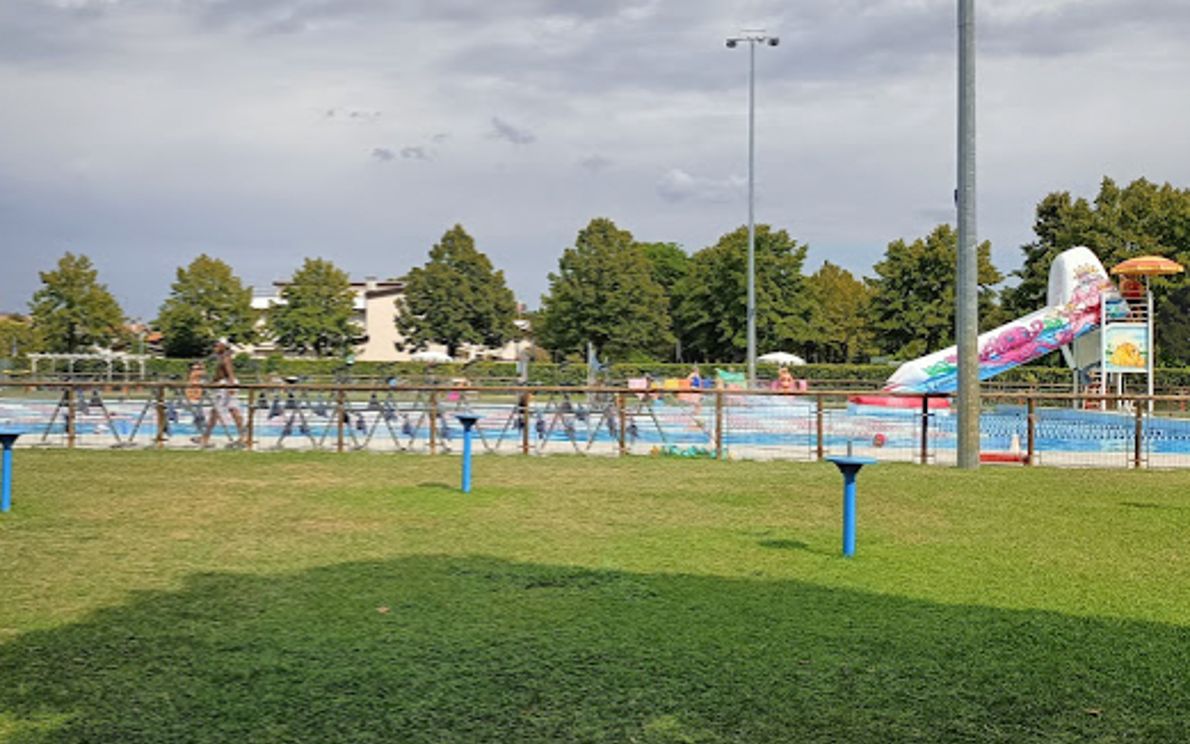 La piscina esterna alla comunale di Abano