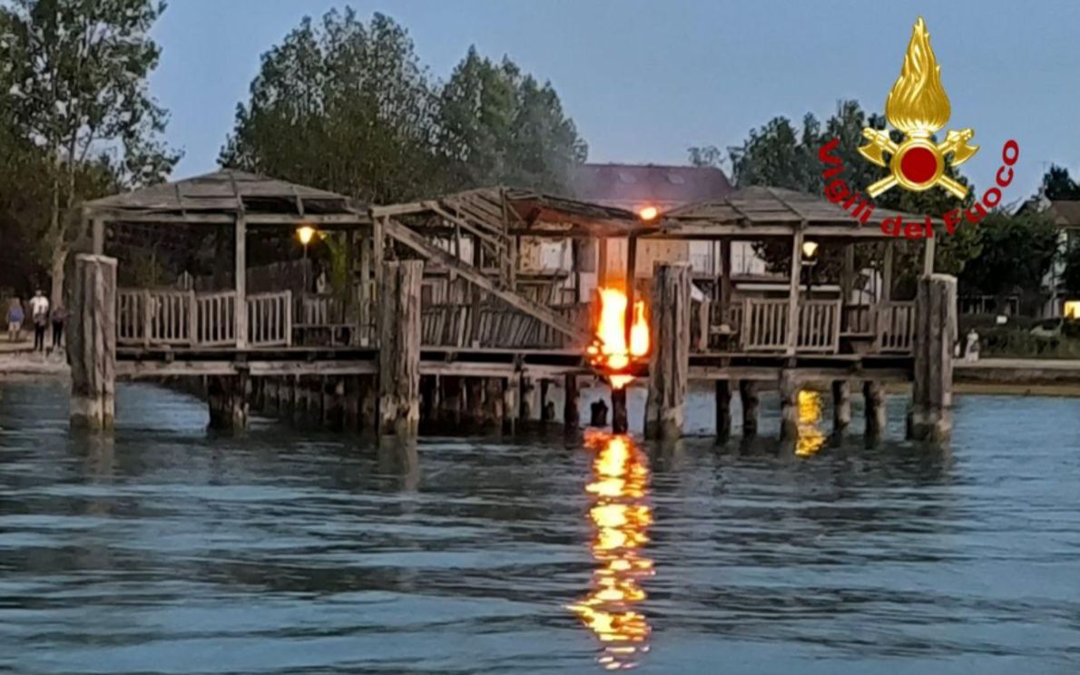 Molo in fiamme a Castelnuovo