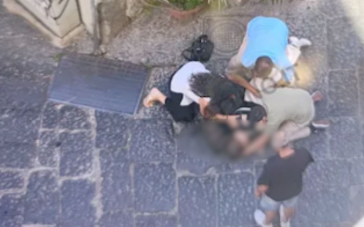 La turista padovana soccorsa (foto Il Mattino)