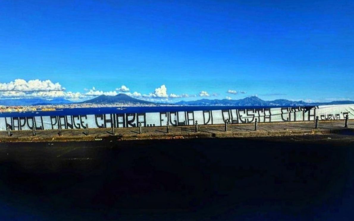 Striscione dei tifosi del Napoli per Chiara