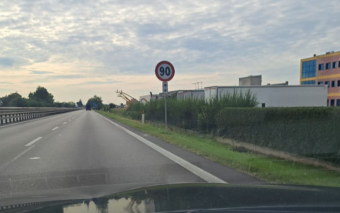 Cartello dei 90 in Tangenziale Ovest