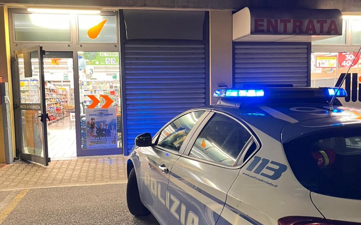 Supermercato rapinato, la Polizia