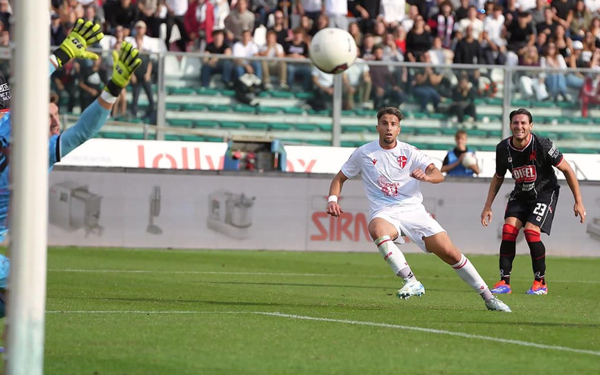 Il gol di Liguori contro il Vicenza (foto Boggian)