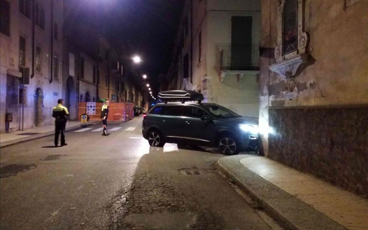 L’auto abbandonata