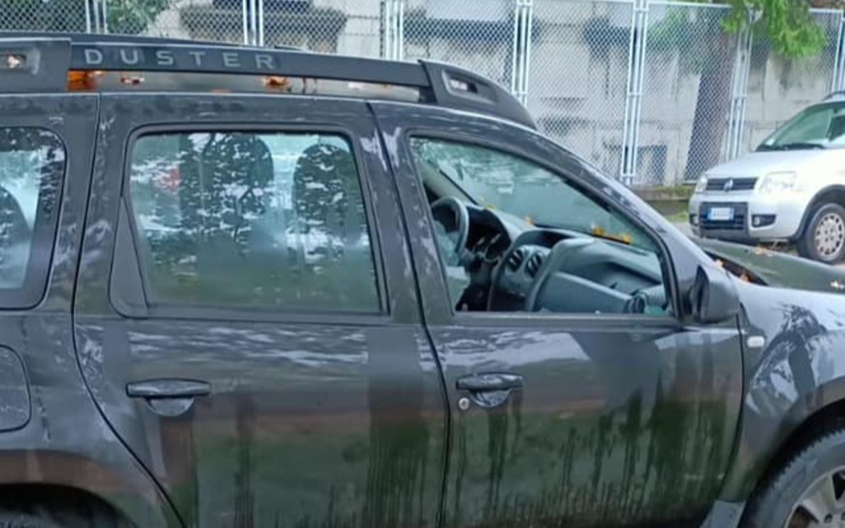 Una delle auto vandalizzate in via Loredan
