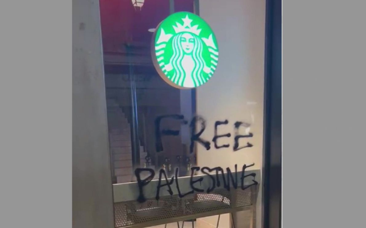 Vetrina Starbucks Venezia imbrattata