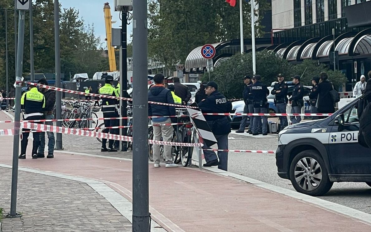 Aggredisce Agenti Col Coltello Dopo Aver Danneggiato Stazione: Ucciso ...