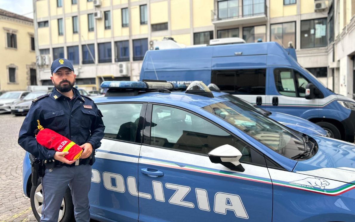 Poliziotto con sacca da lancio